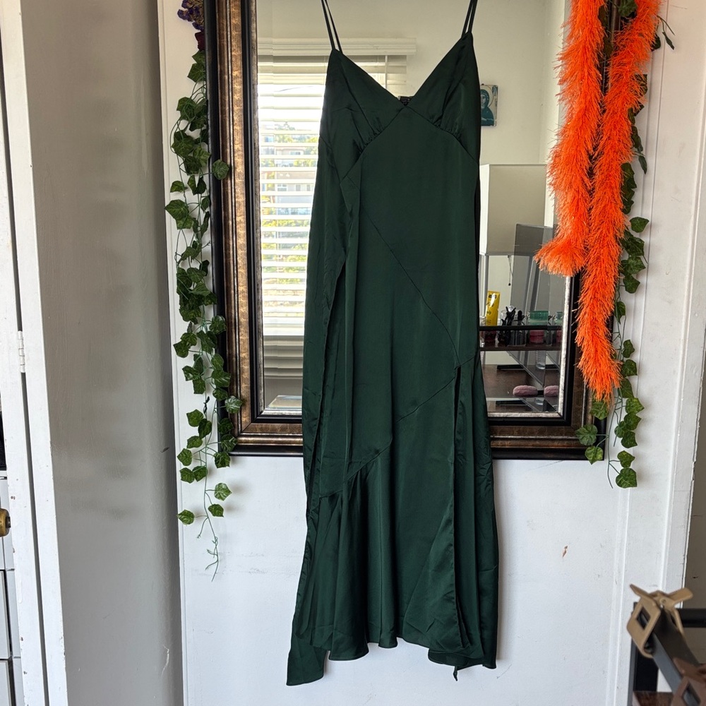 Chic Forest Green Maxi Dress with Spaghetti Straps